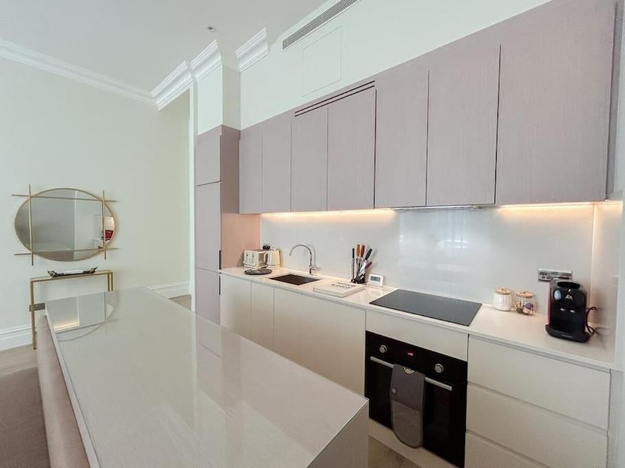 Stylish 2 Bed Flat On The Iconic Gloucester Road London