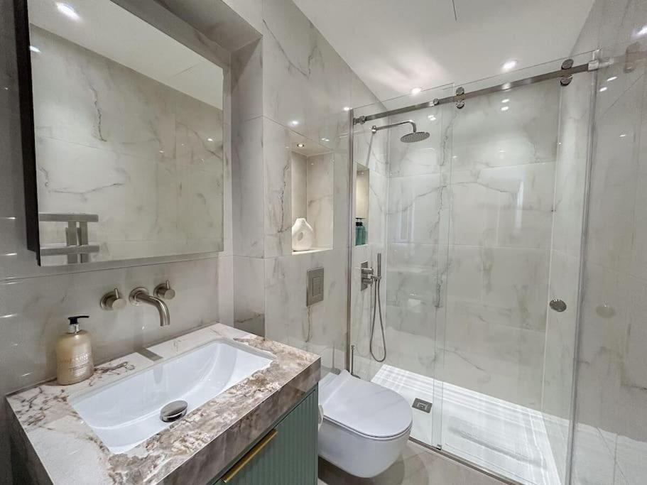 Stylish 2 Bed Flat On The Iconic Gloucester Road London