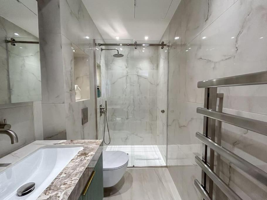 Stylish 2 Bed Flat On The Iconic Gloucester Road Apartment