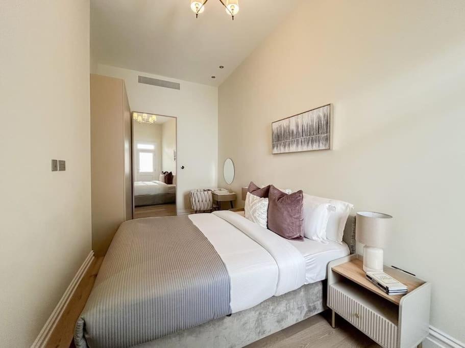 Stylish 2 Bed Flat On The Iconic Gloucester Road * London
