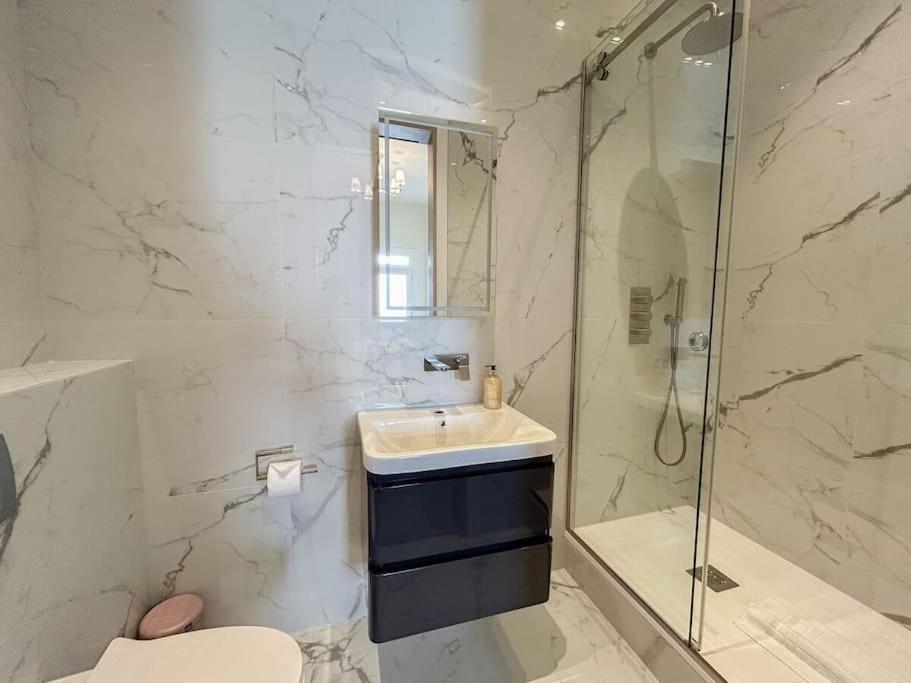 Stylish 2 Bed Flat On The Iconic Gloucester Road