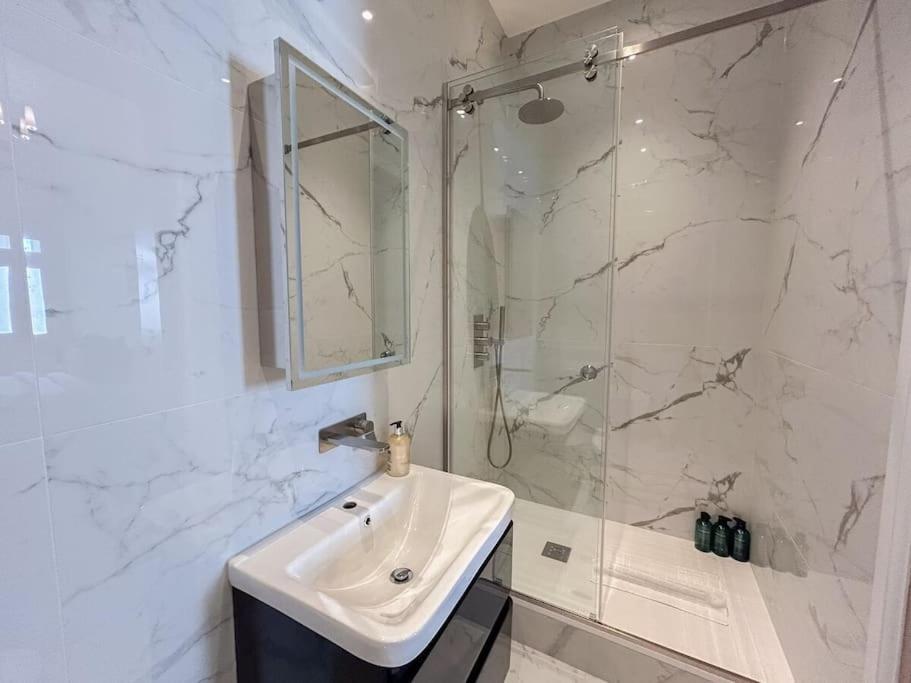 Stylish 2 Bed Flat On The Iconic Gloucester Road London