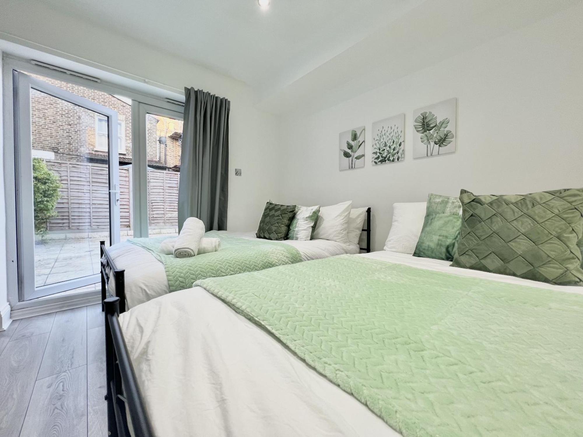 Holiday home Charming 3-bed Flat In Shepherds Bush - Sleeps 9