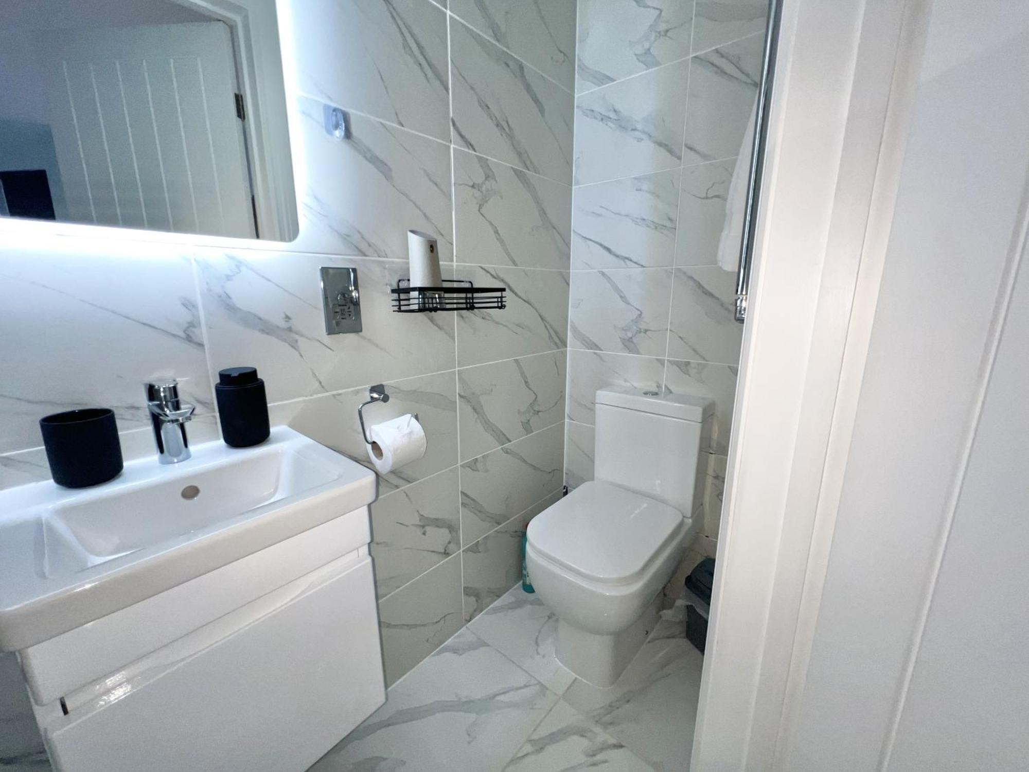 Charming 3-bed Flat In Shepherds Bush - Sleeps 9 * London