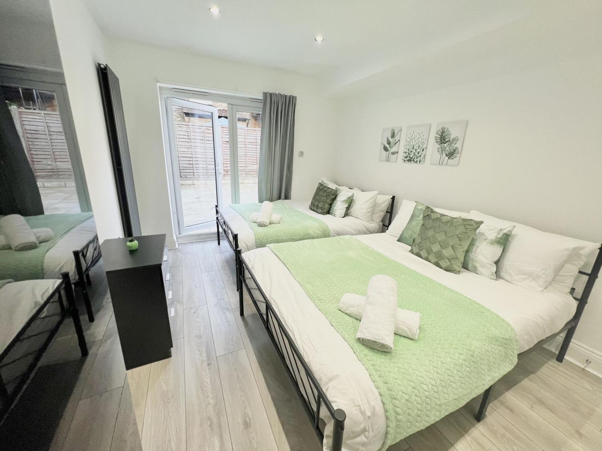 Charming 3-bed Flat In Shepherds Bush - Sleeps 9 London