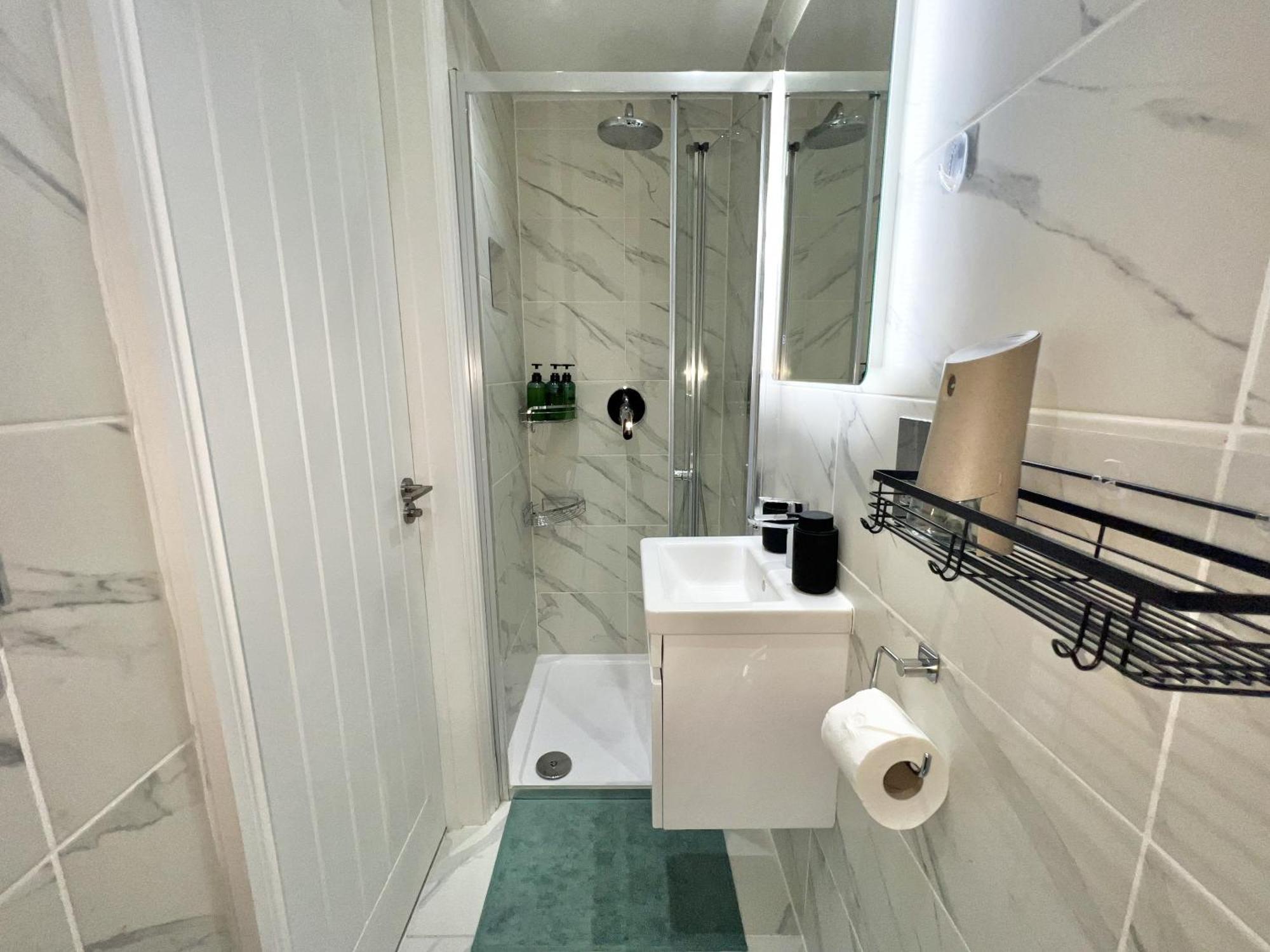 Charming 3-bed Flat In Shepherds Bush - Sleeps 9 *
