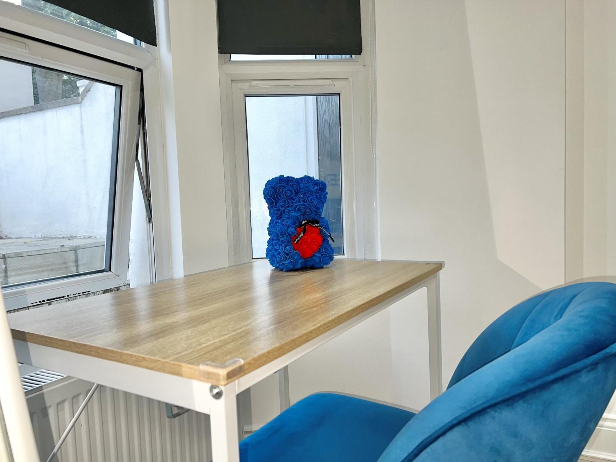 Charming 3-bed Flat In Shepherds Bush - Sleeps 9 Holiday home London