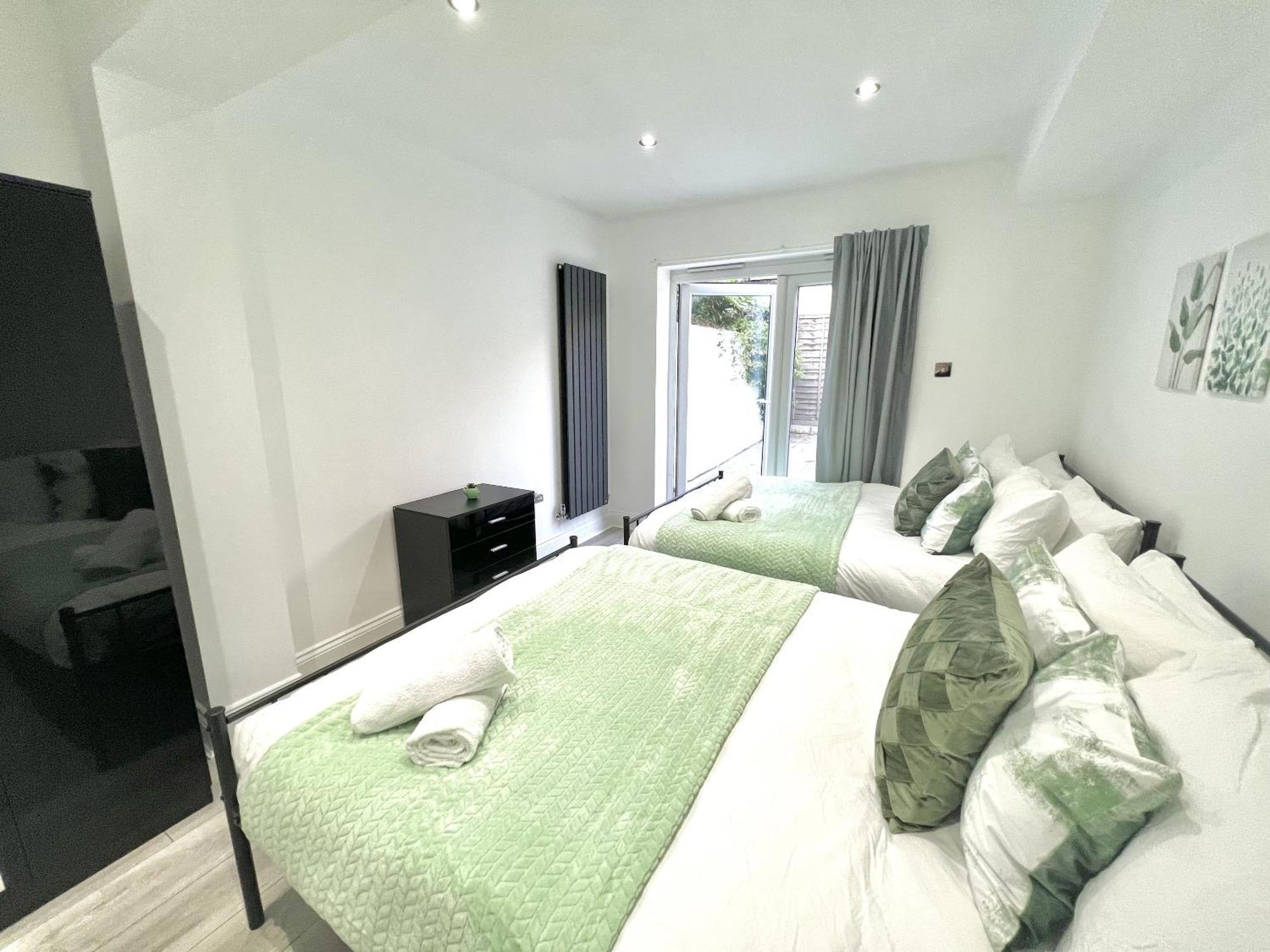 Charming 3-bed Flat In Shepherds Bush - Sleeps 9