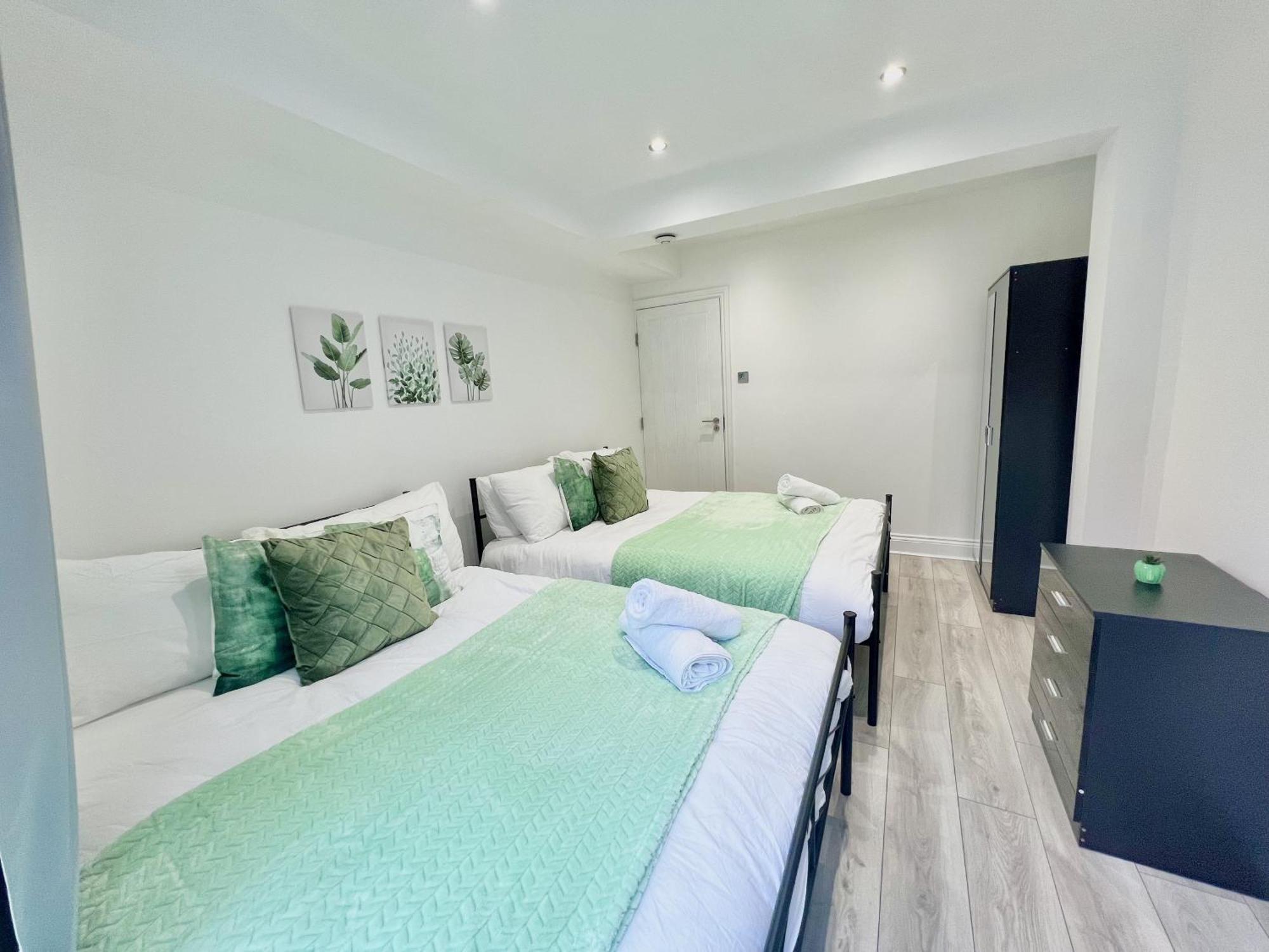 Charming 3-bed Flat In Shepherds Bush - Sleeps 9 Holiday home