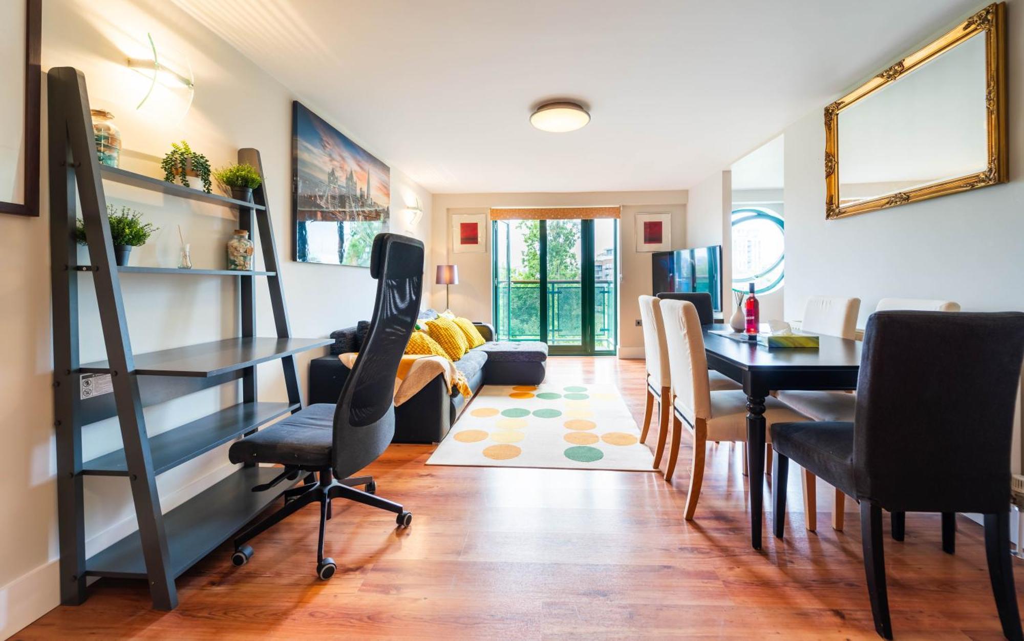 Luxury Docklands 2bed Apt- Close To Excel- Canary Wharf- Airport - 02 Arena- Free Parking- Ps 4 London