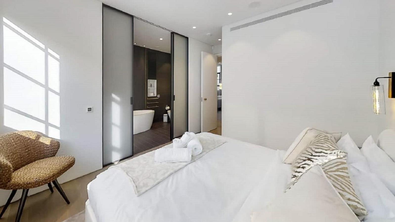 Apartment Lovely 4 Bdr Free Parking