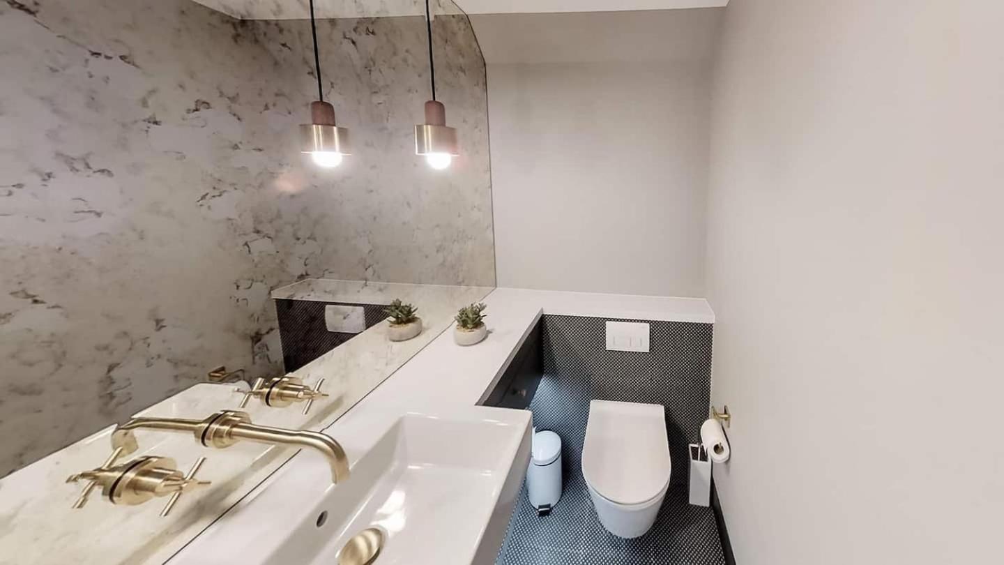 Apartment Lovely 4 Bdr Free Parking