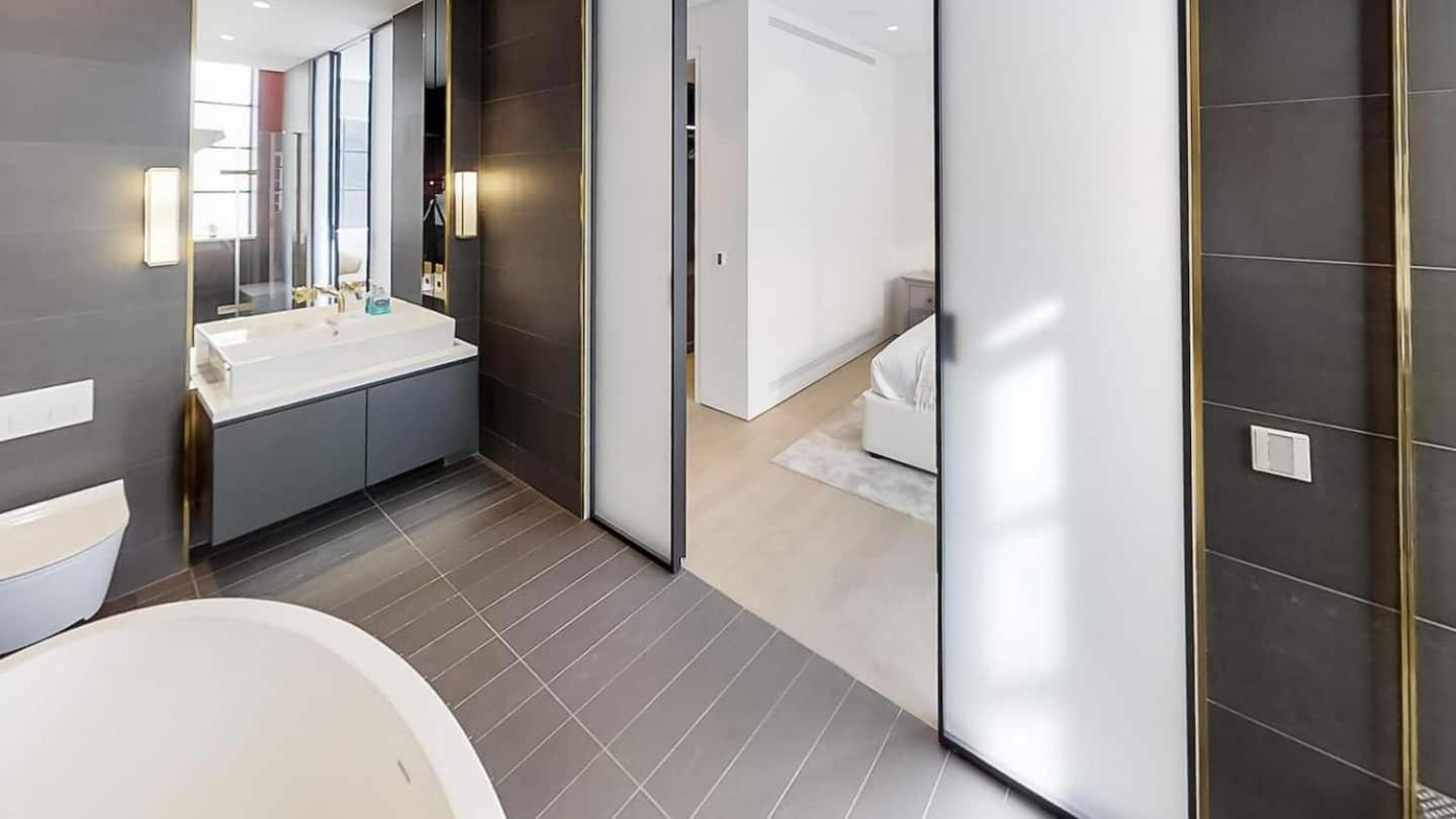 Apartment Lovely 4 Bdr Free Parking *