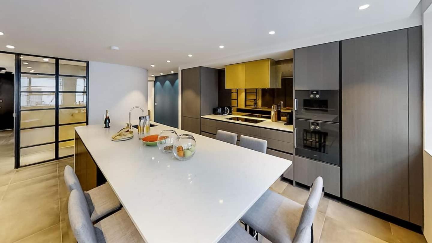 Apartment Lovely 4 Bdr Free Parking