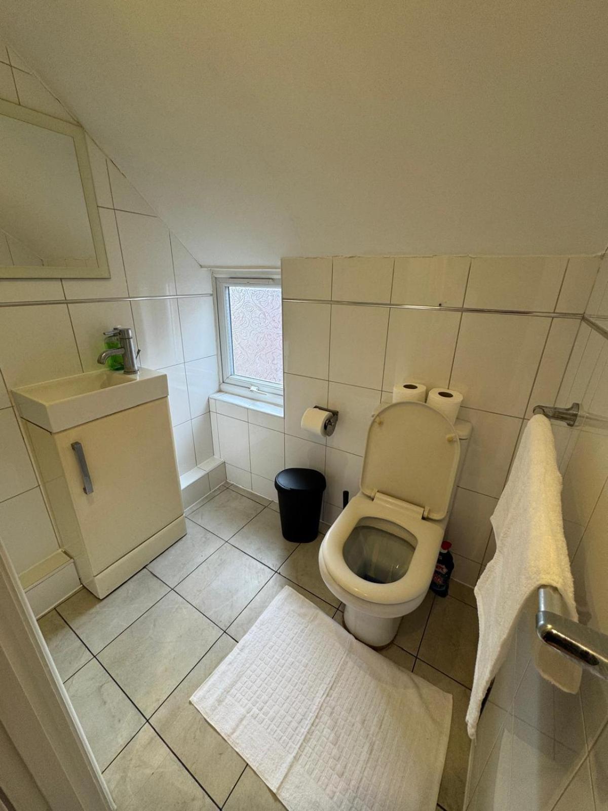 Flat F In Oxford Road Apartment London