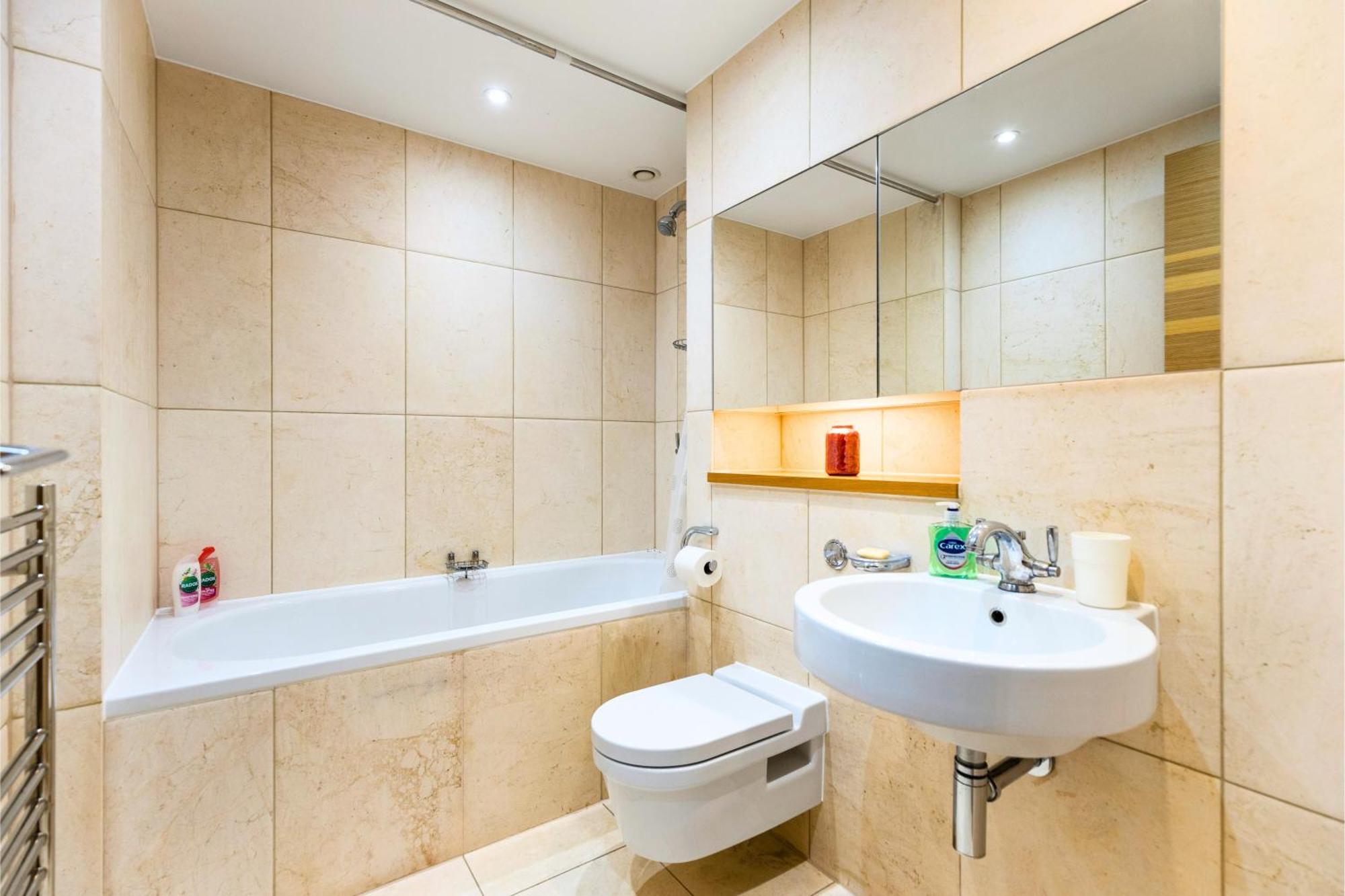 Chelsea Bridge 2bed 2bath Balcony Fast Wifi - Luxurylondonstays * Londen