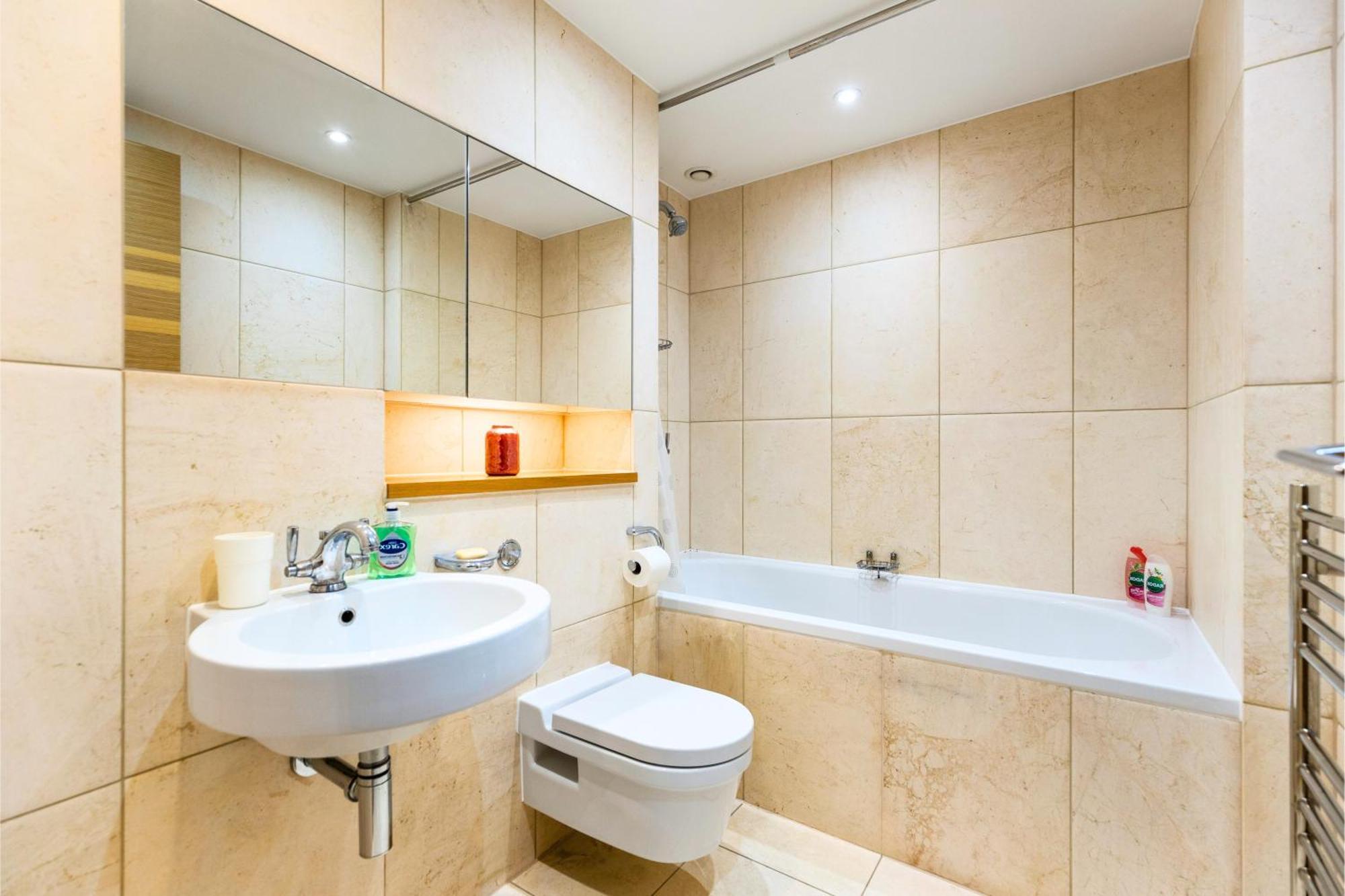 Chelsea Bridge 2bed 2bath Balcony Fast Wifi - Luxurylondonstays * Londen