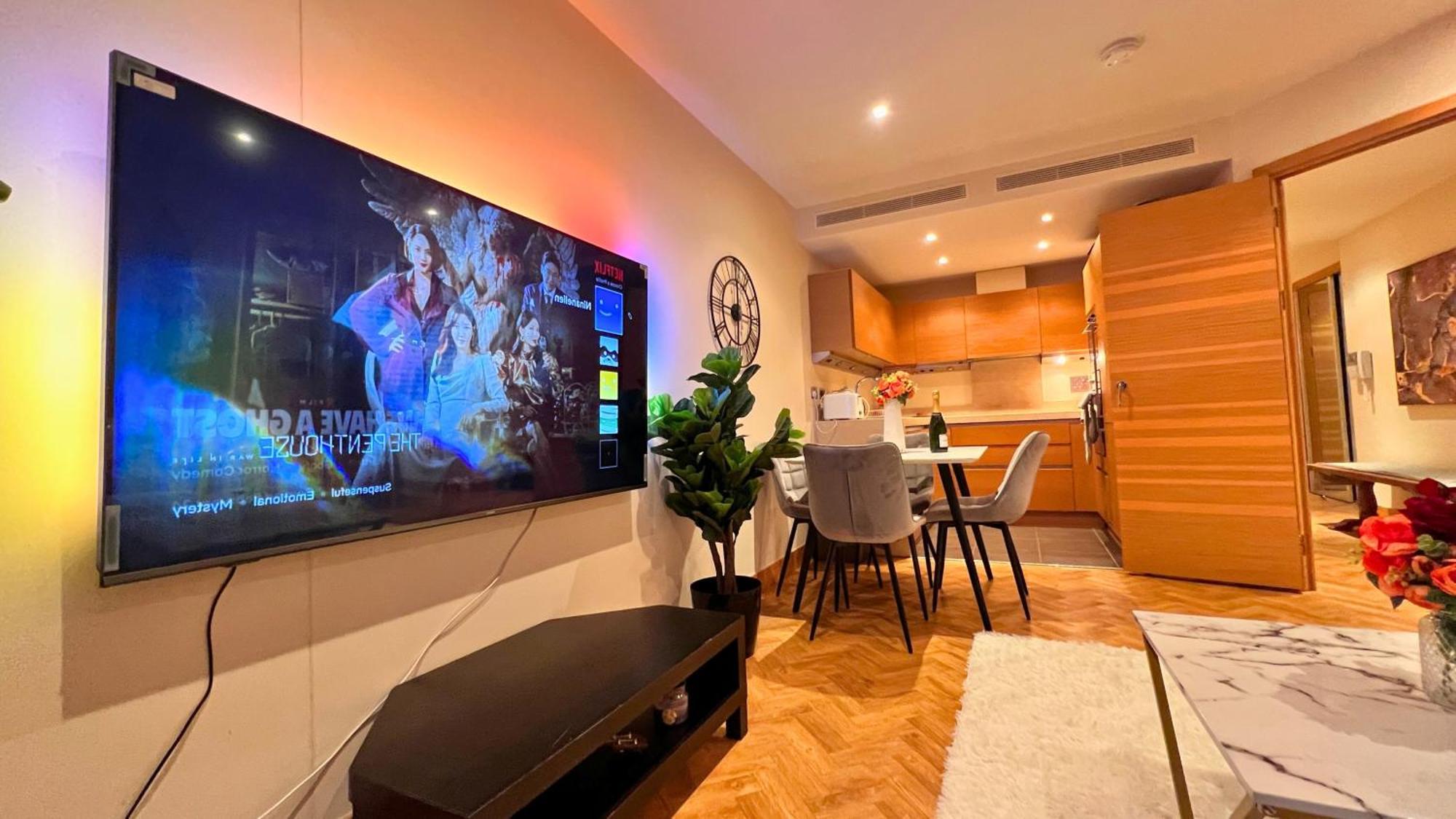Chelsea Bridge 2bed 2bath Balcony Fast Wifi - Luxurylondonstays Londen