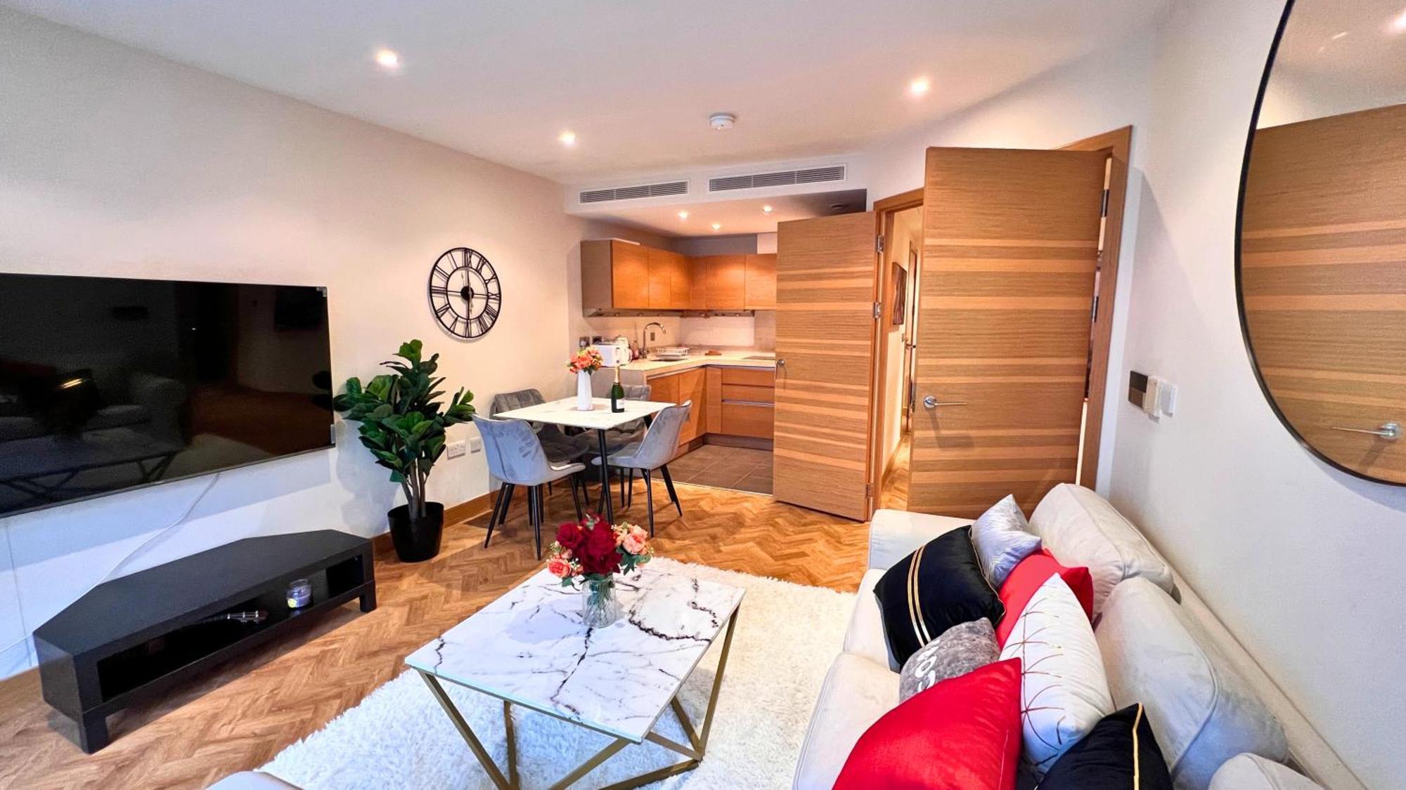 Chelsea Bridge 2bed 2bath Balcony Fast Wifi - Luxurylondonstays * Londen