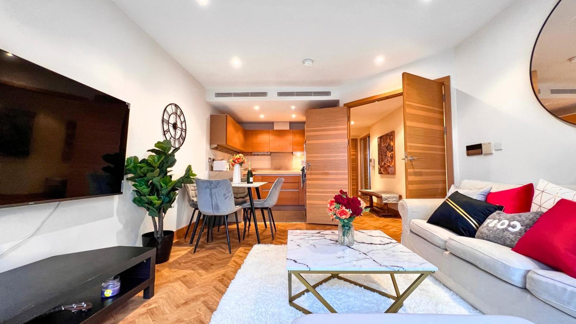 Chelsea Bridge 2bed 2bath Balcony Fast Wifi - Luxurylondonstays Appartement Londen