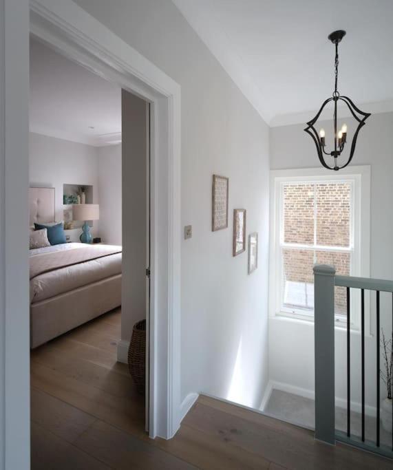 3 Bed Corner House Portobello Rd * Londen