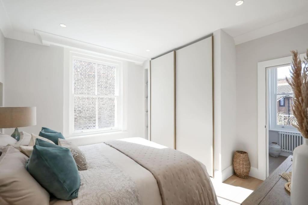 3 Bed Corner House Portobello Rd * Londen