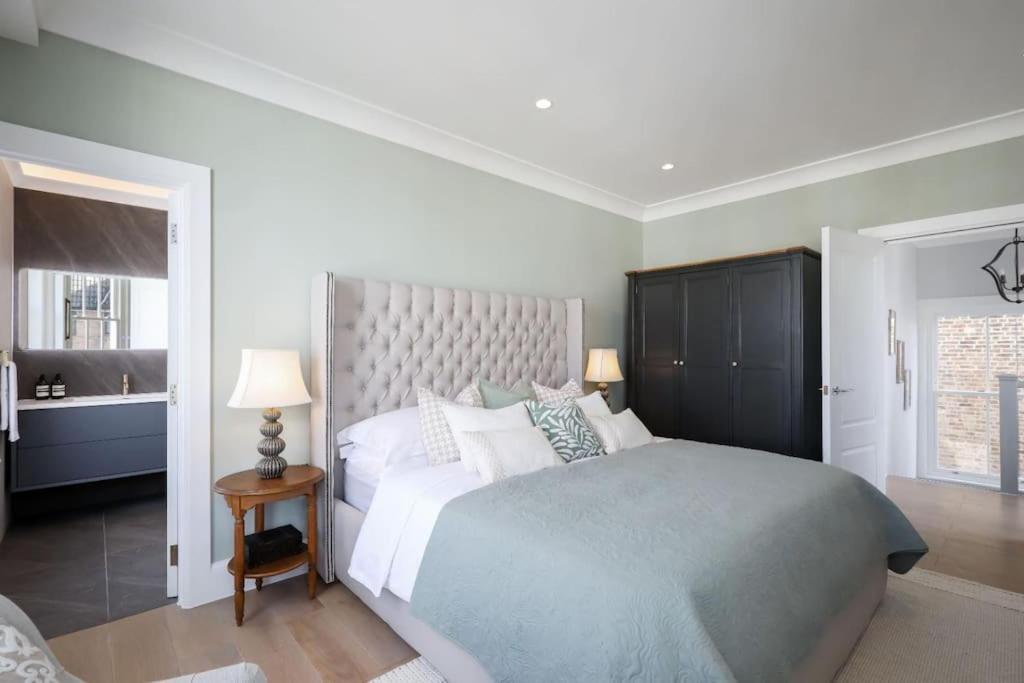 3 Bed Corner House Portobello Rd Londen