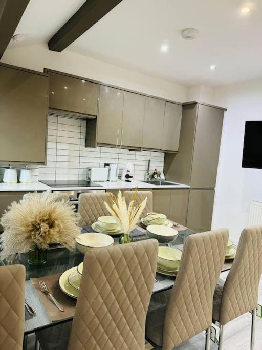 Stylish Two-story Retreat Apartment *