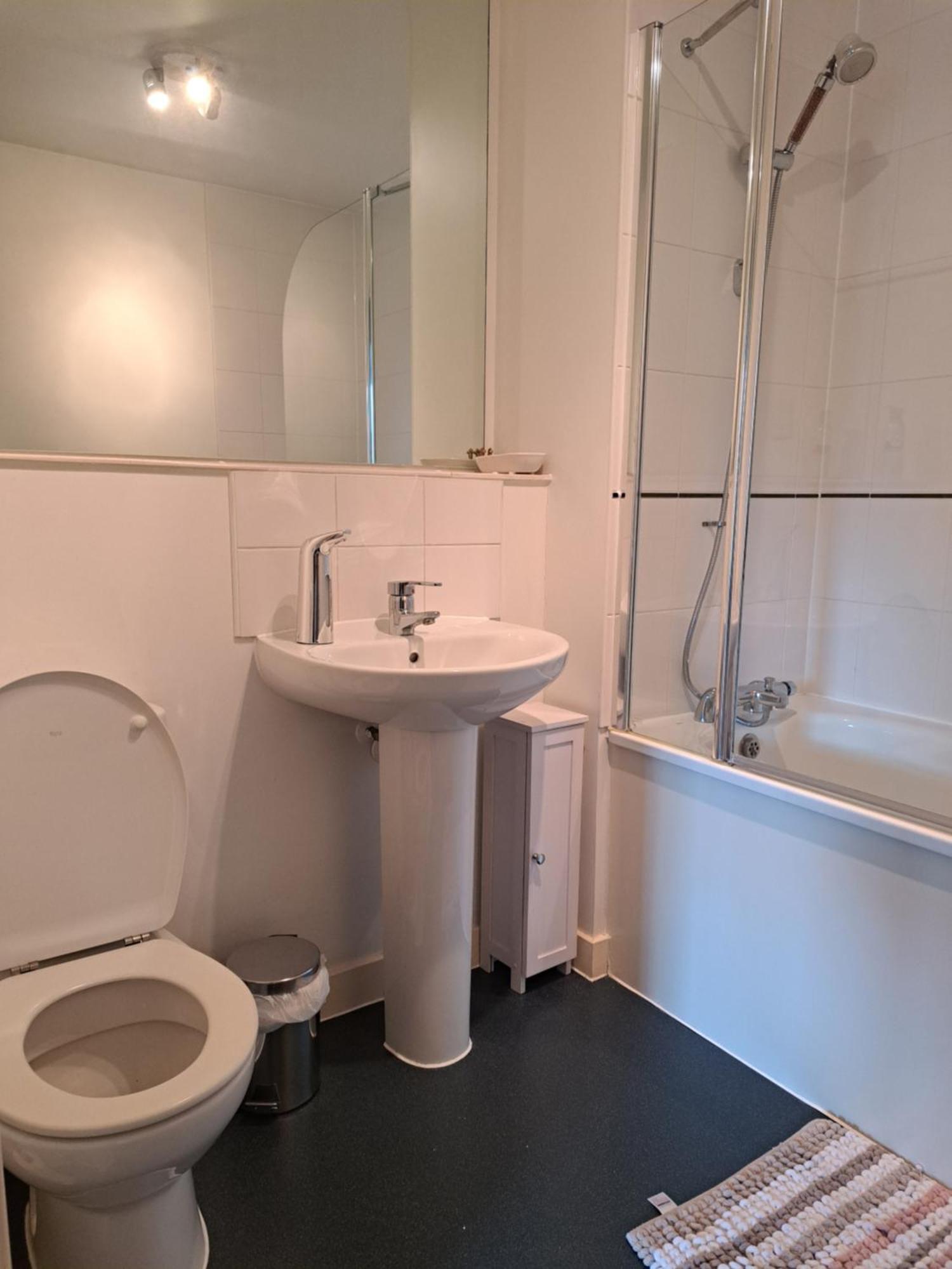 Superb Spacious 1bedroom Zone 1 Apartment *