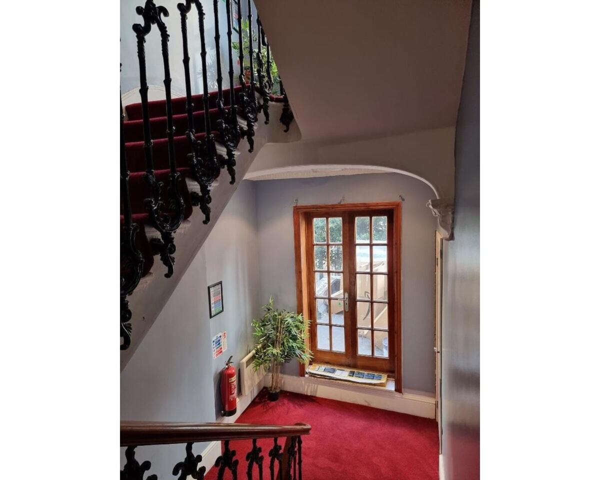 F301-awesome 3rd Flr Fits 1 Near Hyde Park London