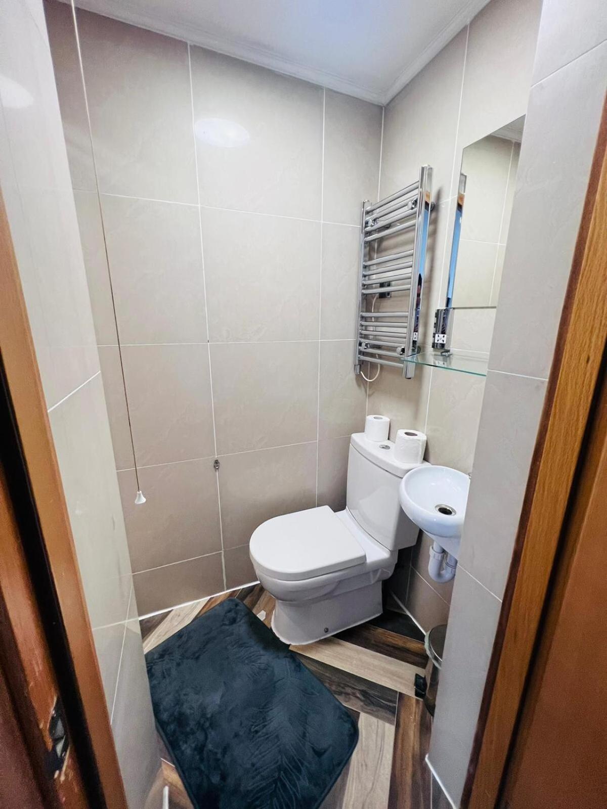 F301-awesome 3rd Flr Fits 1 Near Hyde Park Apartment *