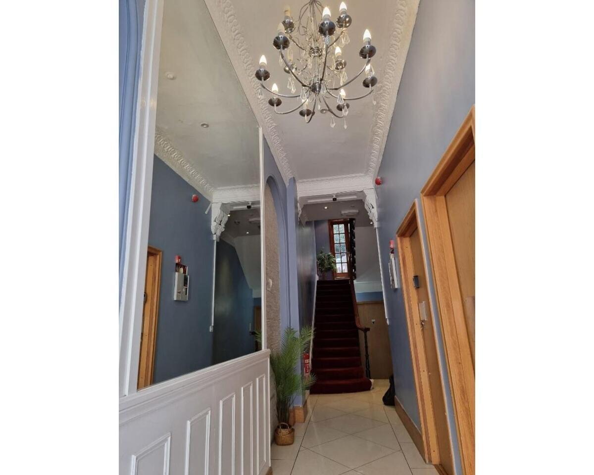 F103-1st Flr Mezzanine Fit 3 Near Hyde Park Apartment