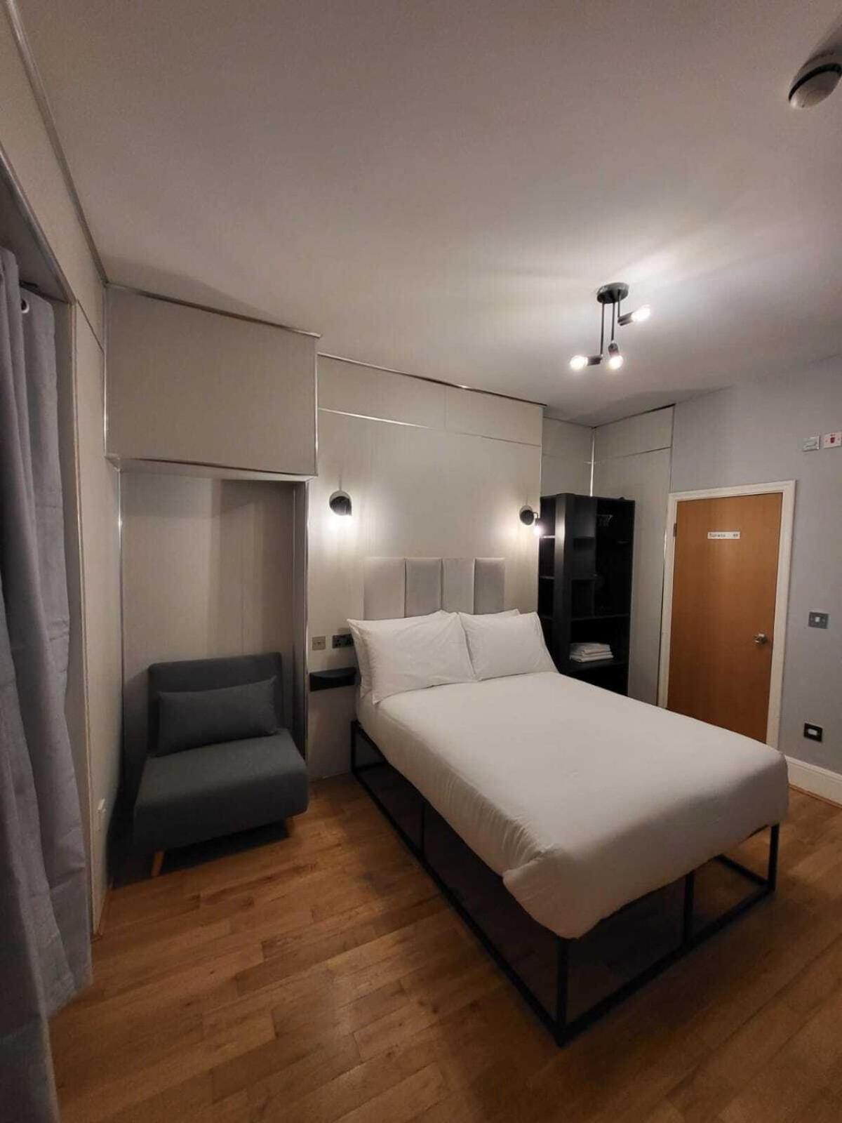 Fb3- Basement Fits 2 Near Hyde Park Appartement Londen
