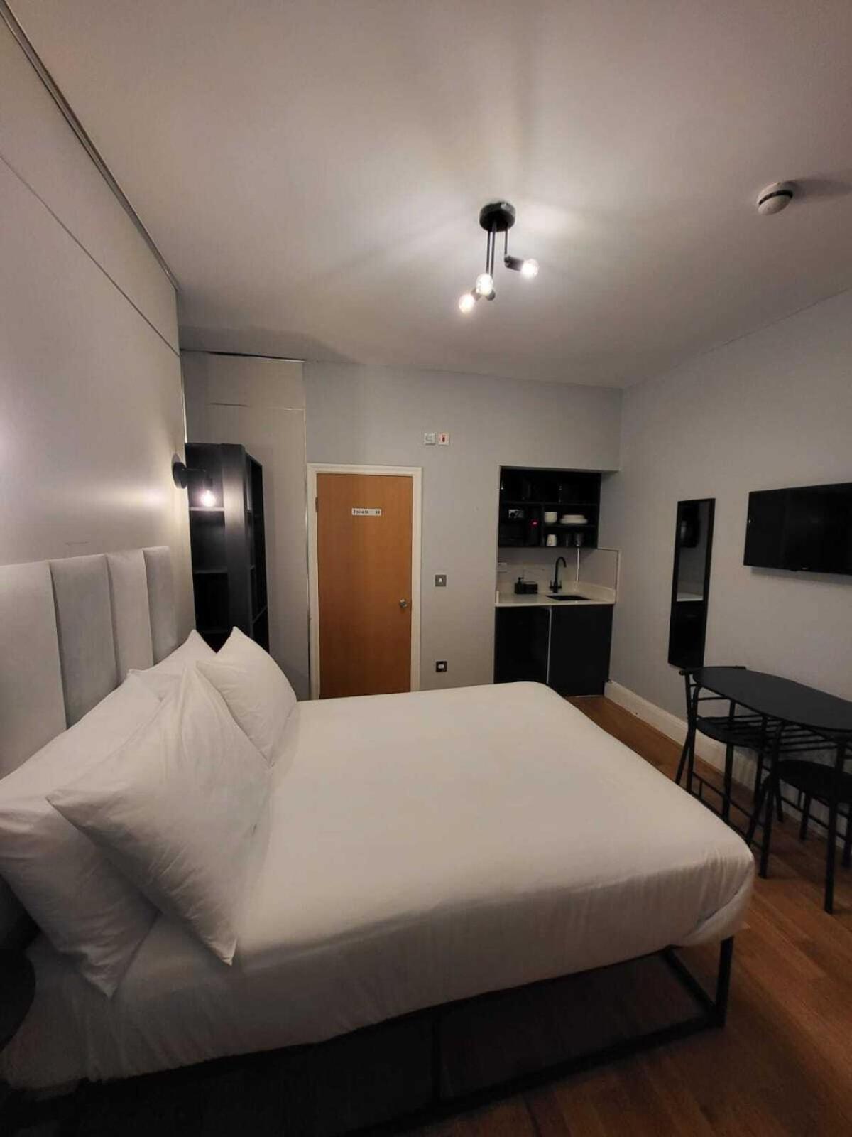 Fb3- Basement Fits 2 Near Hyde Park