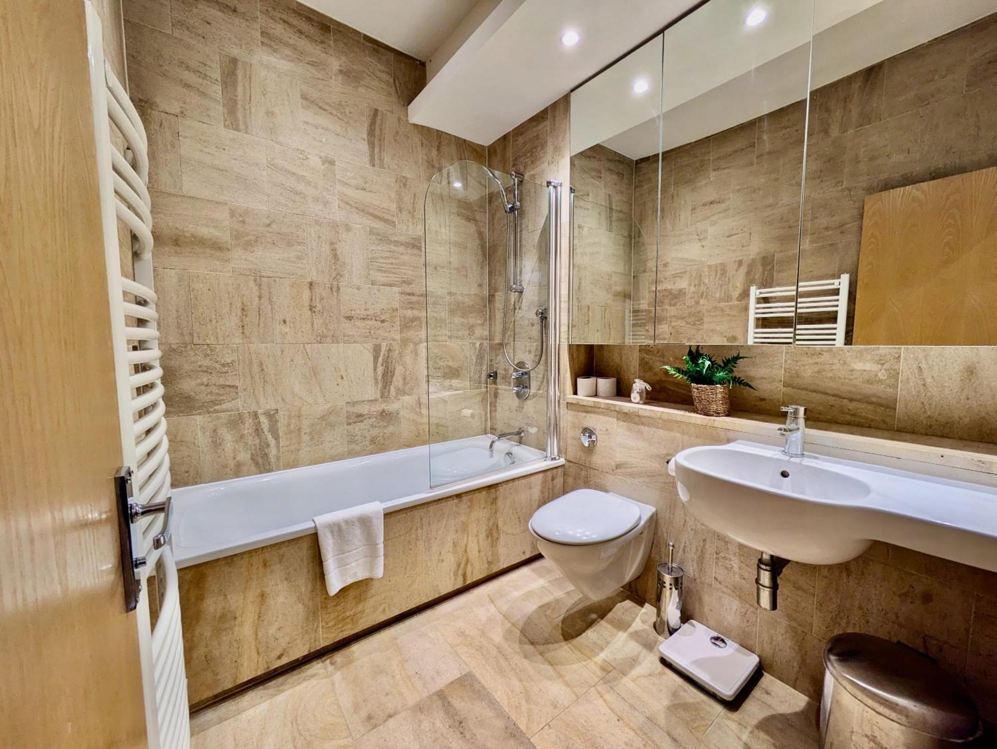 Stunning 2br Flat In Apartment *