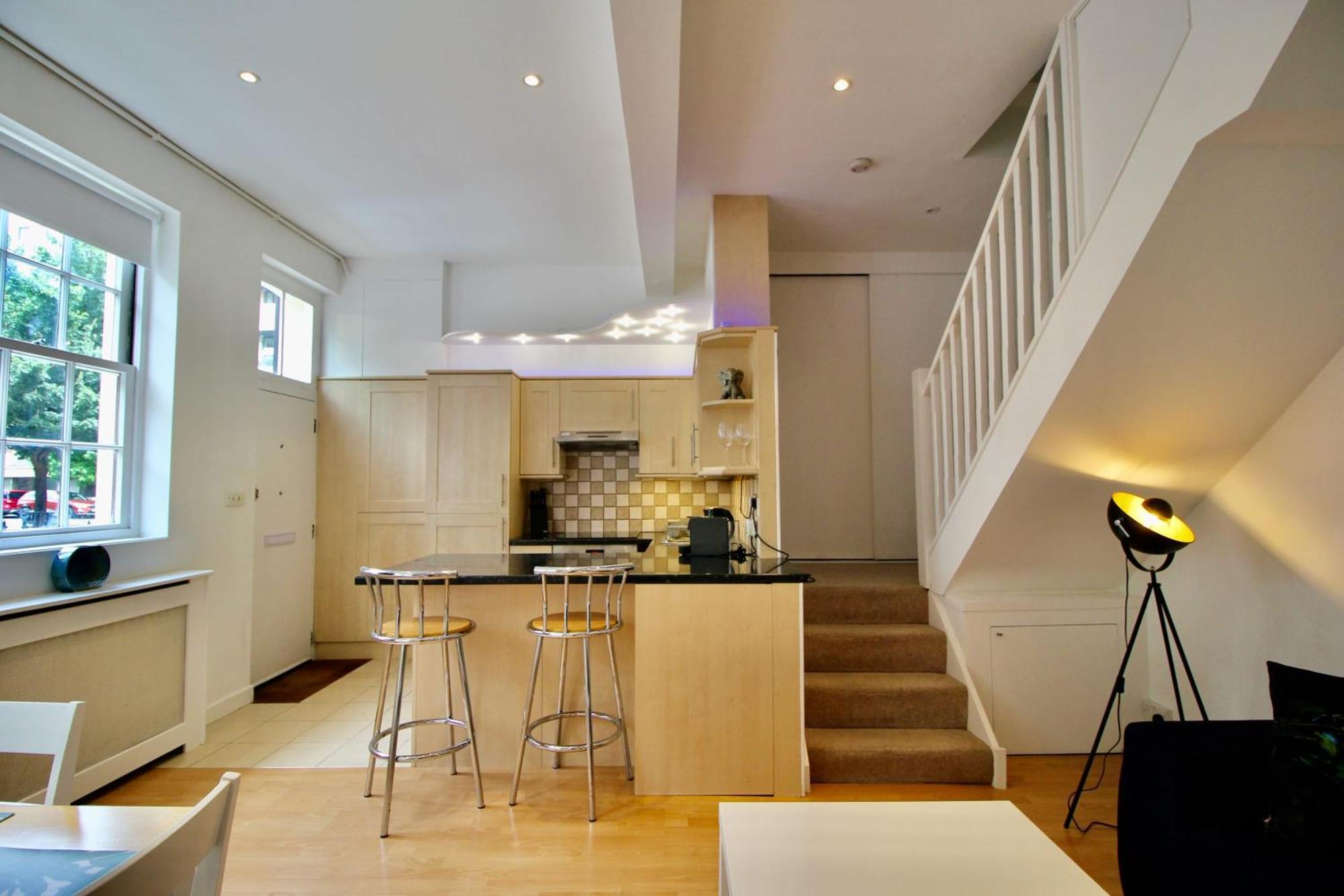 Stunning 2br Flat In Apartment *