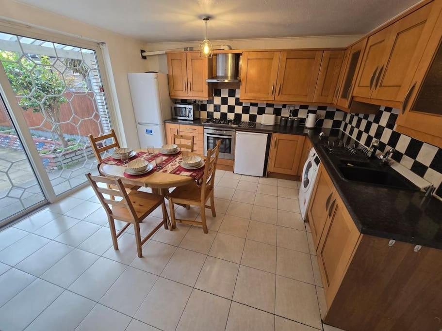 Beautiful In Prime Location! Guest house London