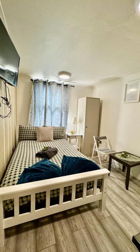 Apartment Flat Acton High Street *