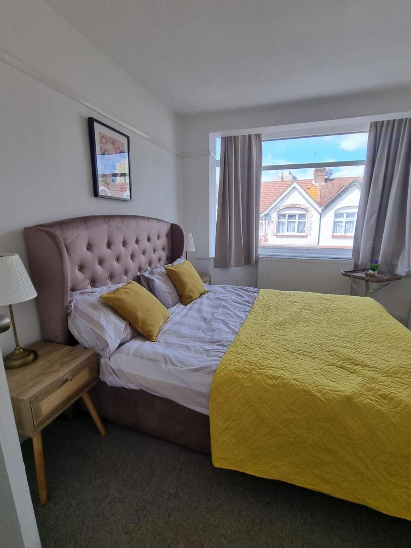 Large 4 Bed Terraced House * London