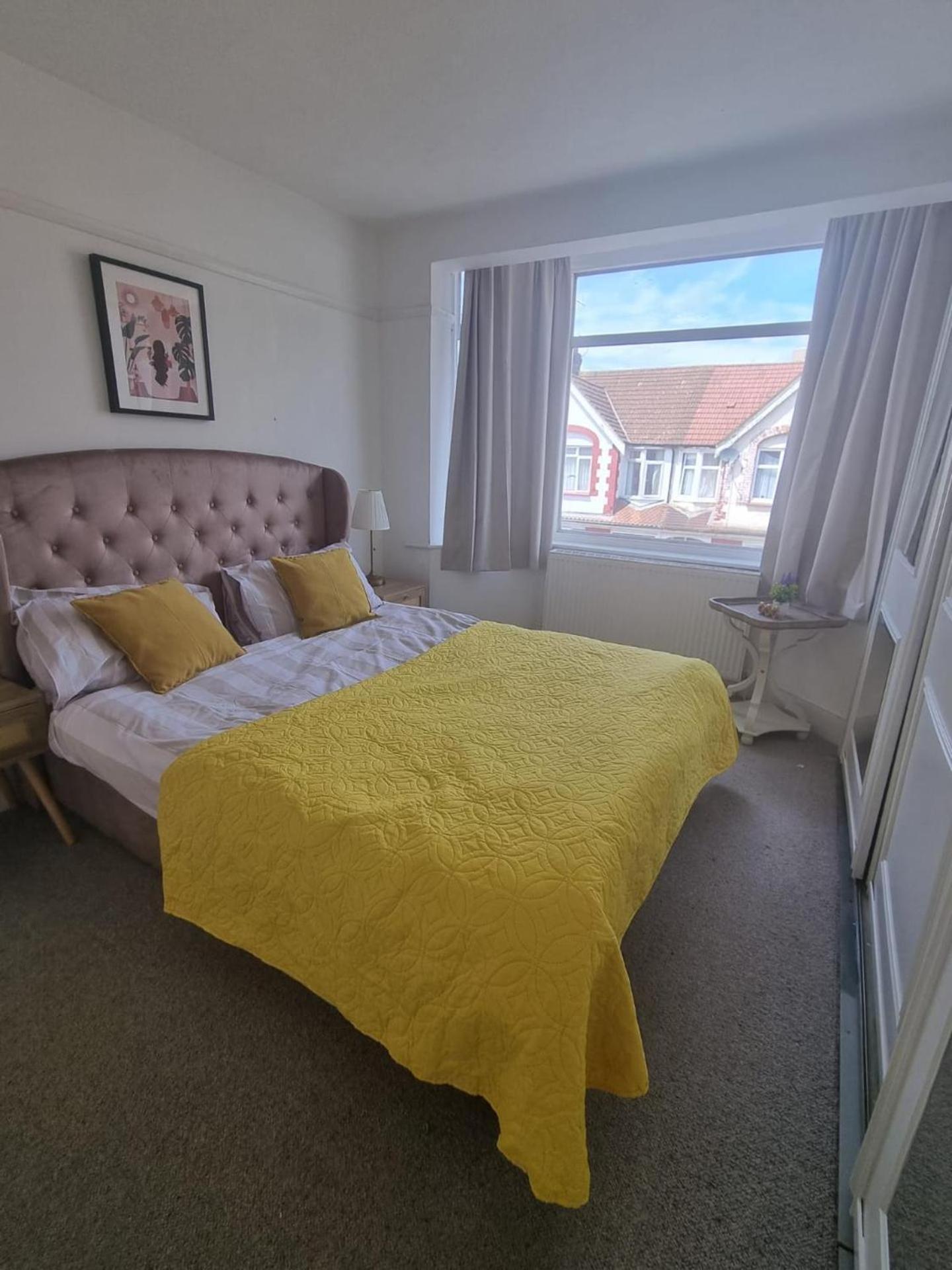 Large 4 Bed Terraced House * London
