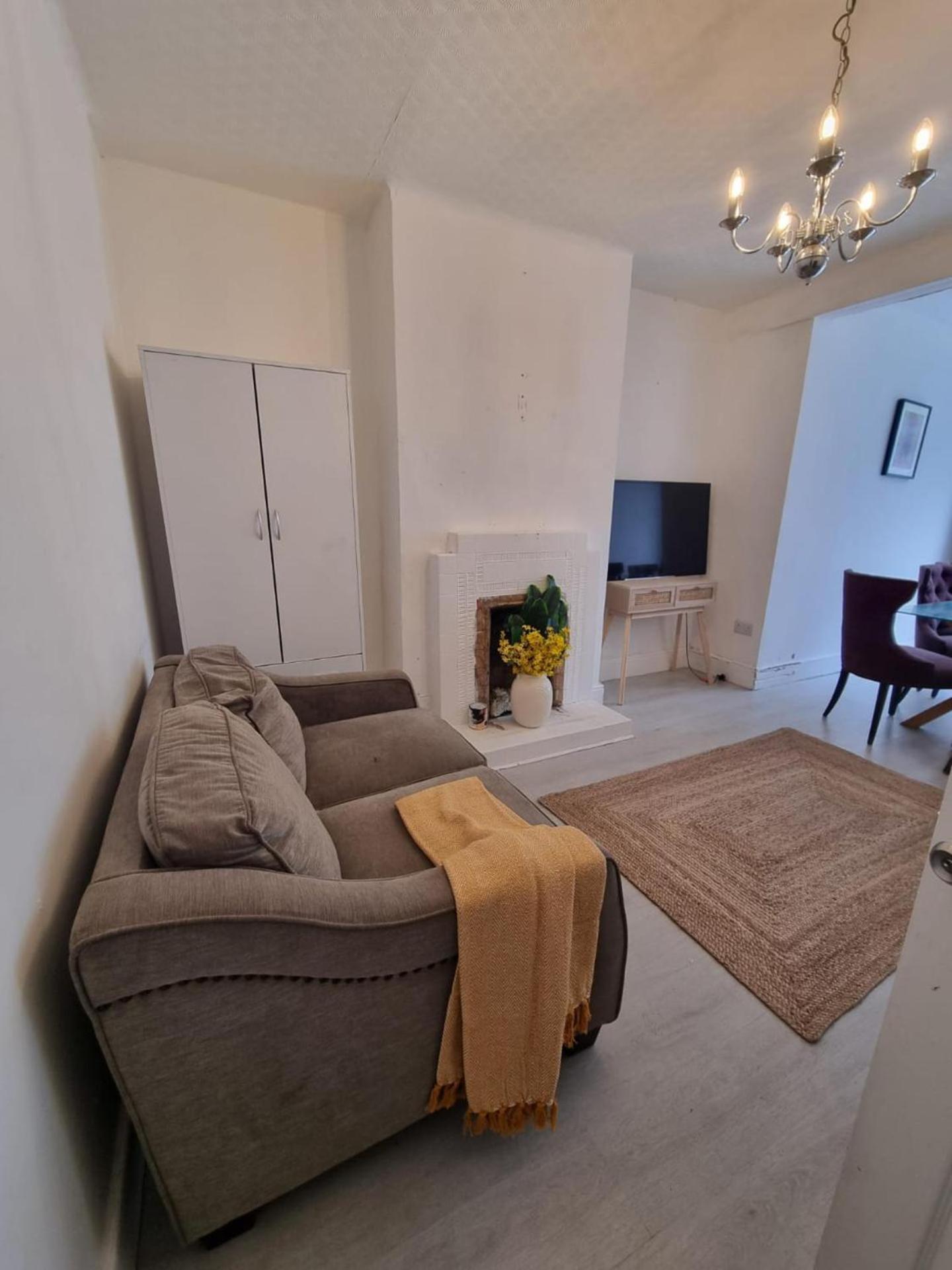 Large 4 Bed Terraced House London