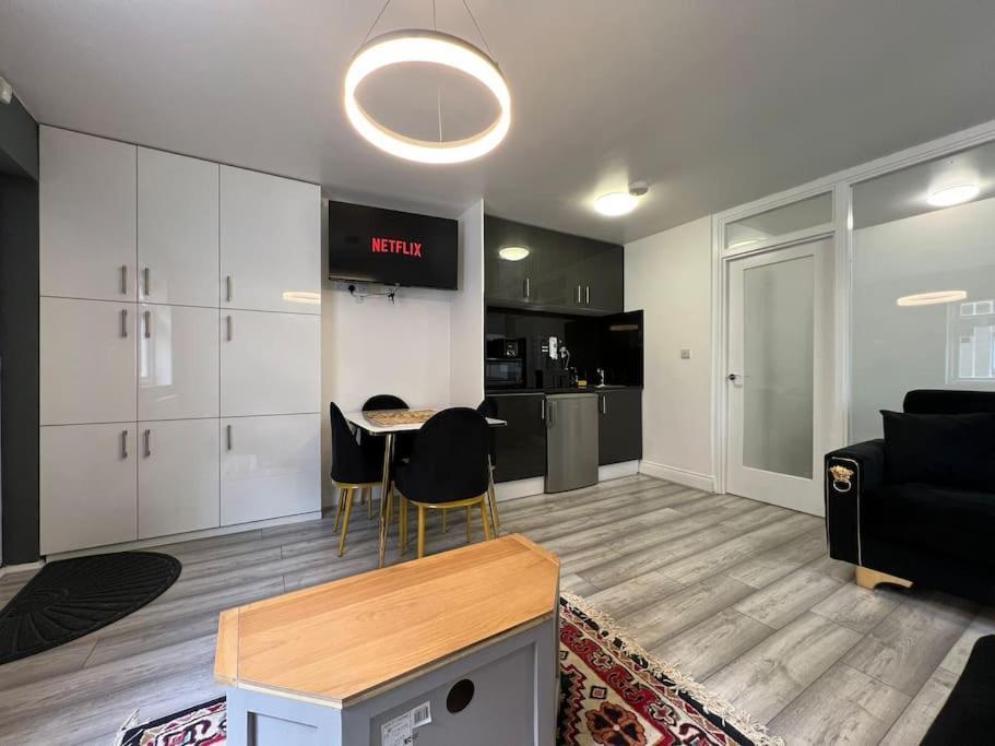 Golders - Modern One Bed Holiday home *