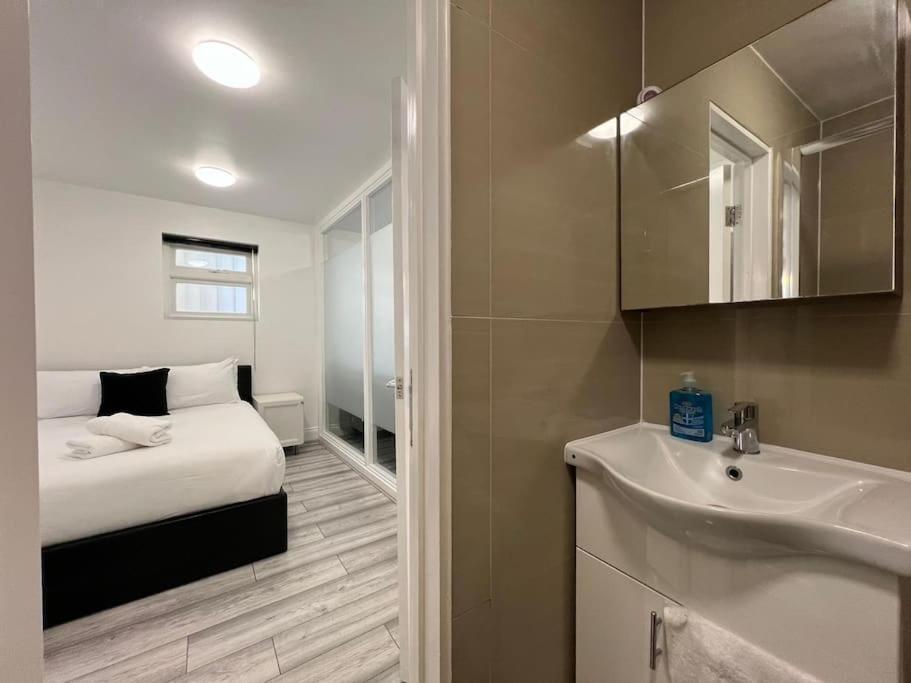 Golders - Modern One Bed Holiday home *