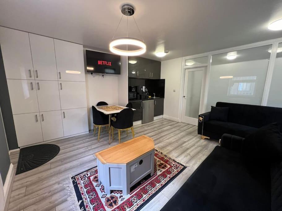 Golders - Modern One Bed Holiday home *