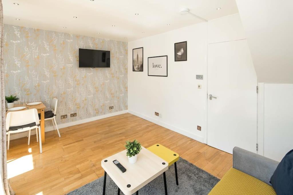2bed Living Balcony Apartment London