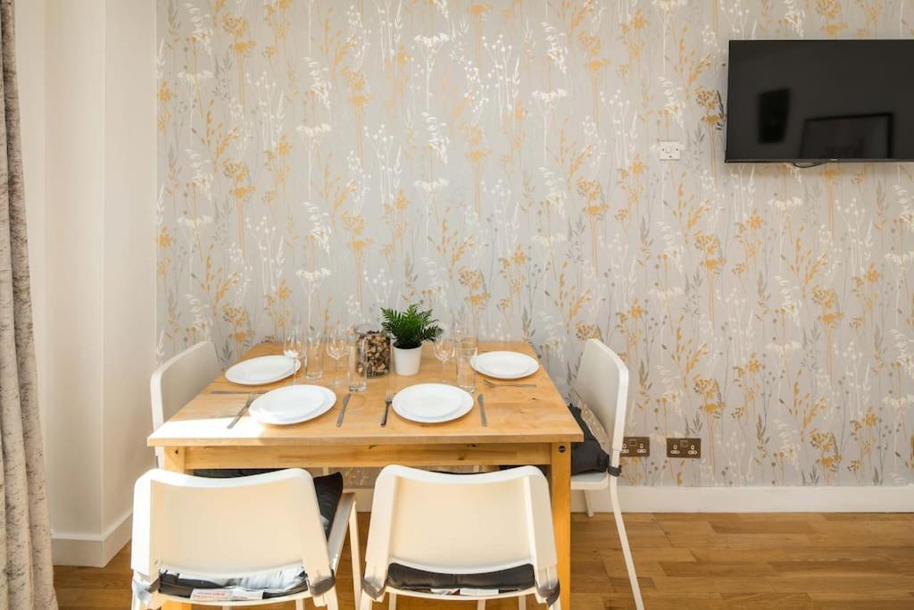 2bed Living Balcony Apartment London