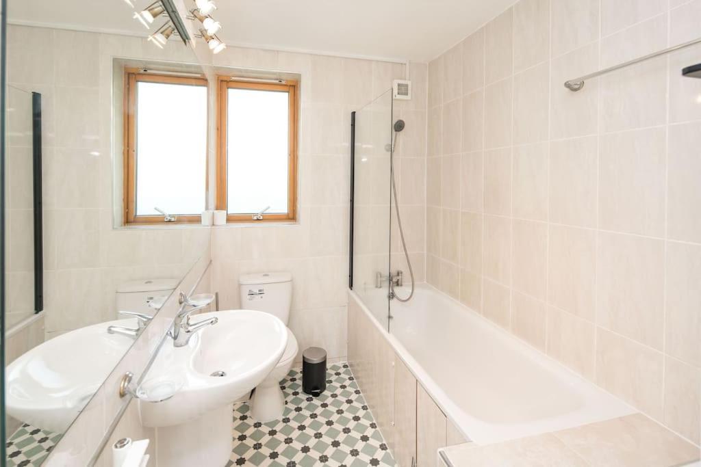 2bed Living Balcony Apartment London