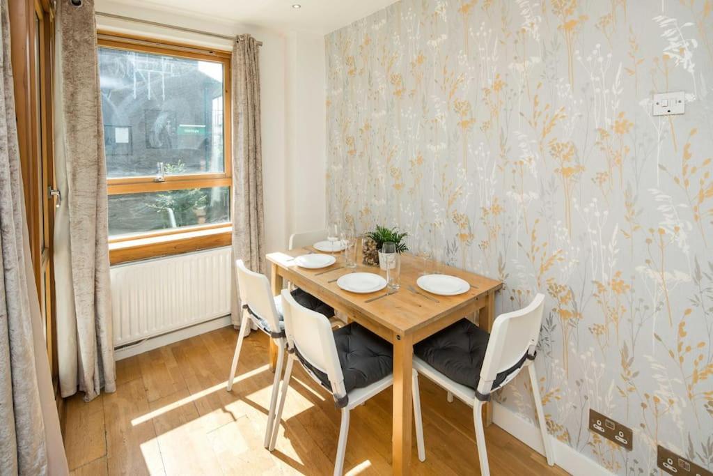 2bed Living Balcony Apartment London