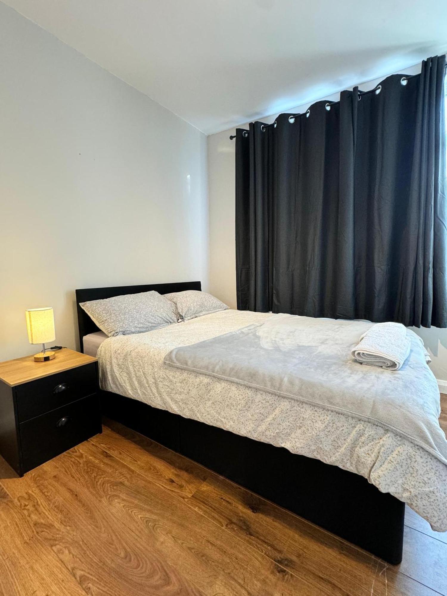 Double Bedroom In Private Home- Canning Town By Excel Accommodatie bij particulieren Londen