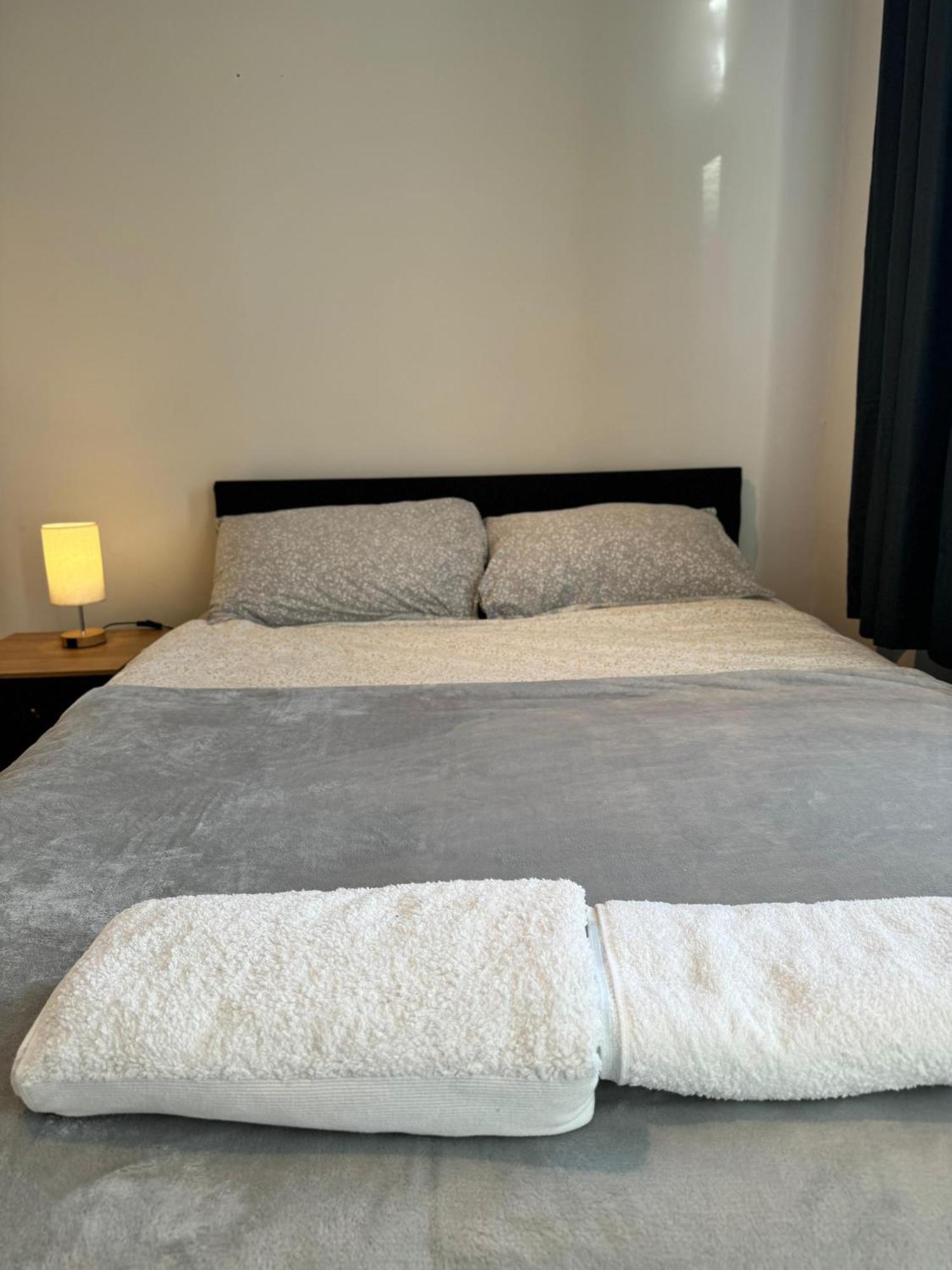 Double Bedroom In Private Home- Canning Town By Excel Accommodatie bij particulieren Londen